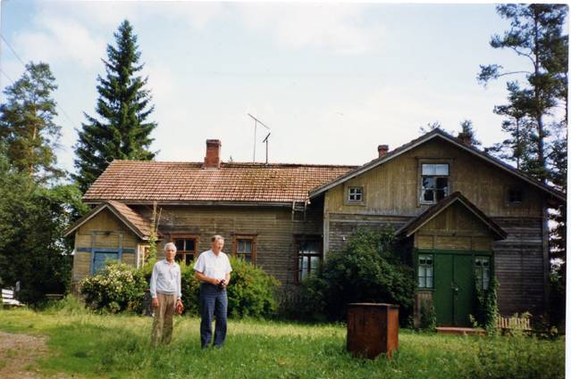 Lumivaaran pappila, entinen Nikolai Kuismin talo. Kuvassa Reino Rapo ja Arvo Kämäräinen. Kuvattu 1990-luvun puolivälissä.